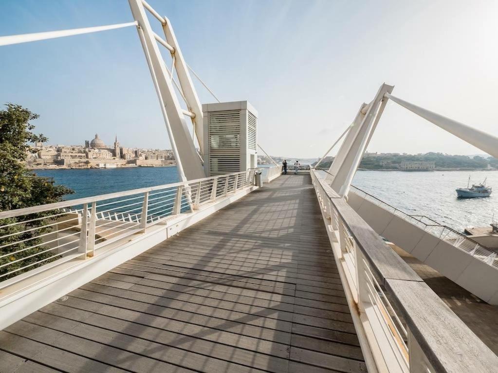 Seafront Luxury Apartment With Pool Sliema Bagian luar foto