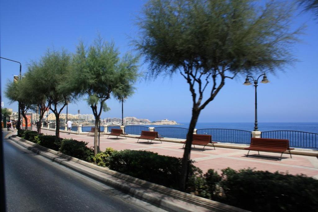 Seafront Luxury Apartment With Pool Sliema Bagian luar foto