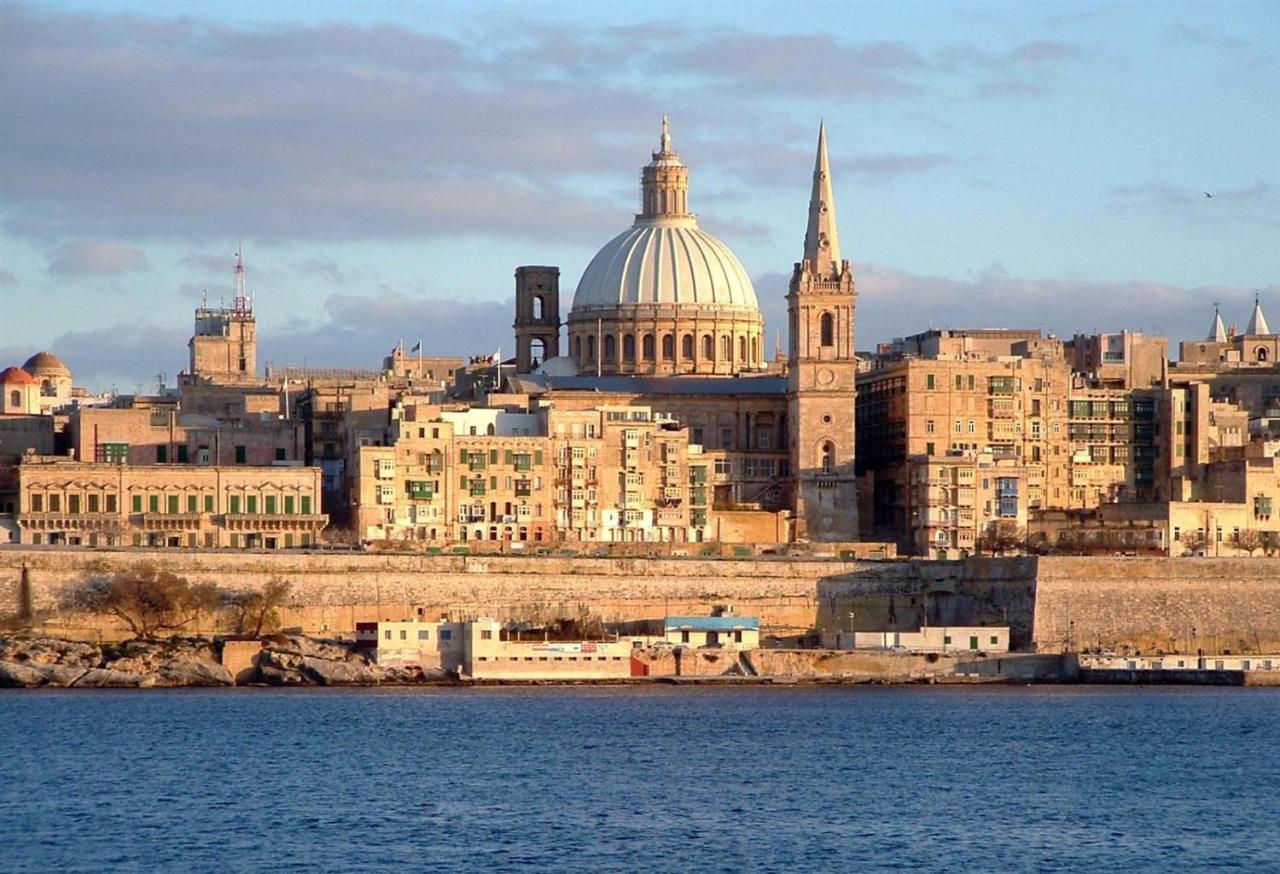 Seafront Luxury Apartment With Pool Sliema Bagian luar foto